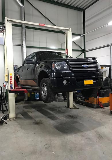 Deze zwart met bronze Ford F150 die op een brug staat is door de APK Keurmeester goedgekeurd